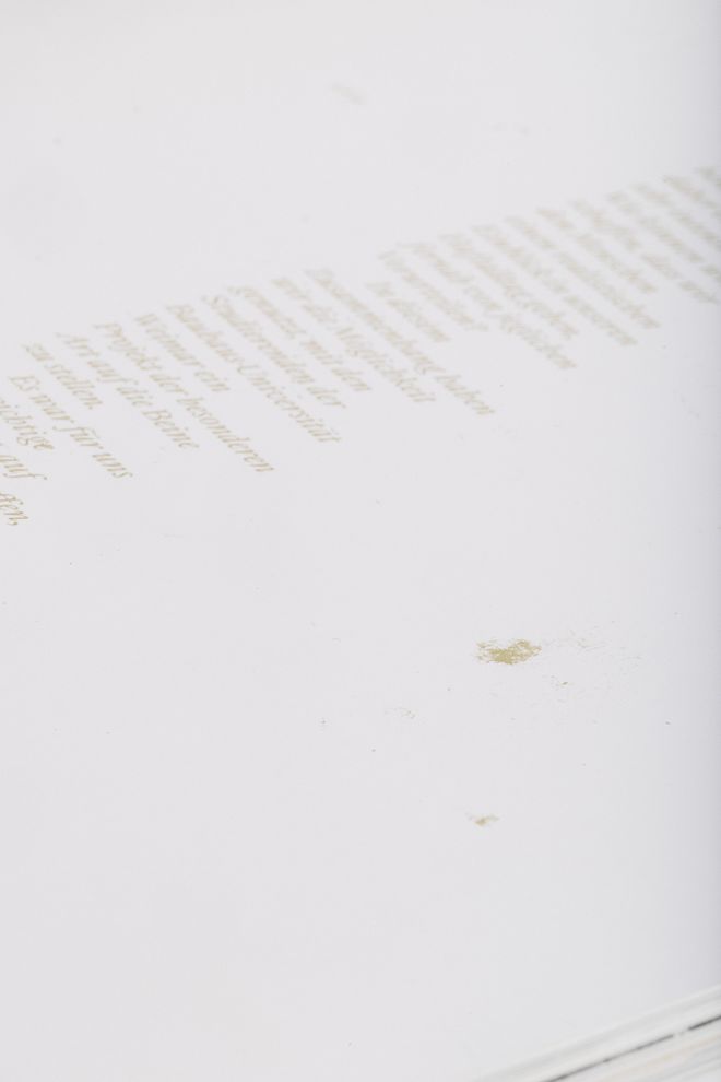 Detailaufnahme einer Seite der Publikation »Durch Fotografie keine Einsichten« mit Textfragment