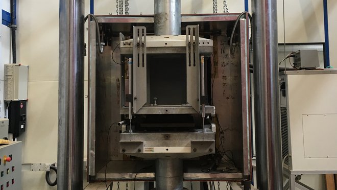 Druck-Schub-Prüfmaschine 1500 kN mit hinterem Teil der Klimakapsel