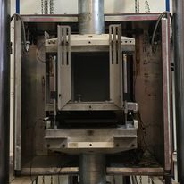 Druck-Schub-Prüfmaschine 1500 kN mit hinterem Teil der Klimakapsel