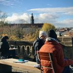 Zwei Studierende des Einführungskurses der Fakultät Architektur und Urbanistik zeichnen die Stadt Weimar mit Blick vom Goethe- und Schiller-Archiv.