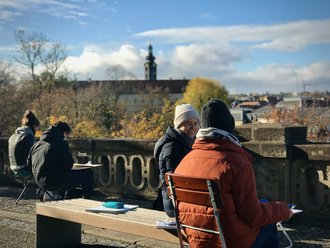 Zwei Studierende des Einführungskurses der Fakultät Architektur und Urbanistik zeichnen die Stadt Weimar mit Blick vom Goethe- und Schiller-Archiv.