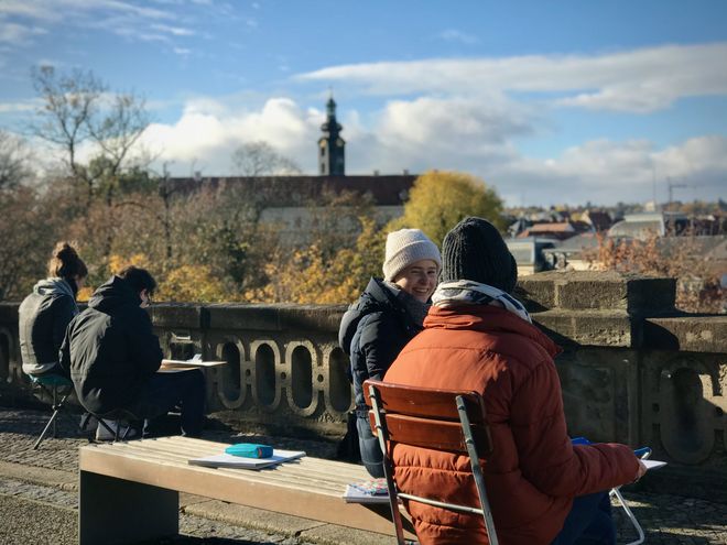 Sonne und sattblauer Himmel bieten den Studierenden passende Bedingungen zum Skizzieren. © Paul Harhausen