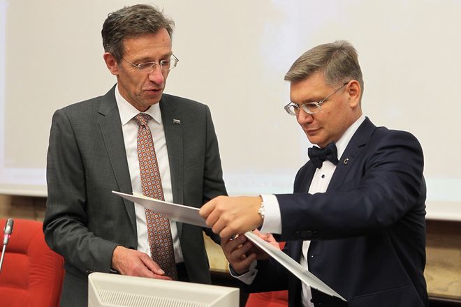 Prof. Volkov inspiziert das Faksimile des Schachspiels von Josef Hartwig aus den Bauhaus-Alben. Foto: Vjatscheslav Korotichin