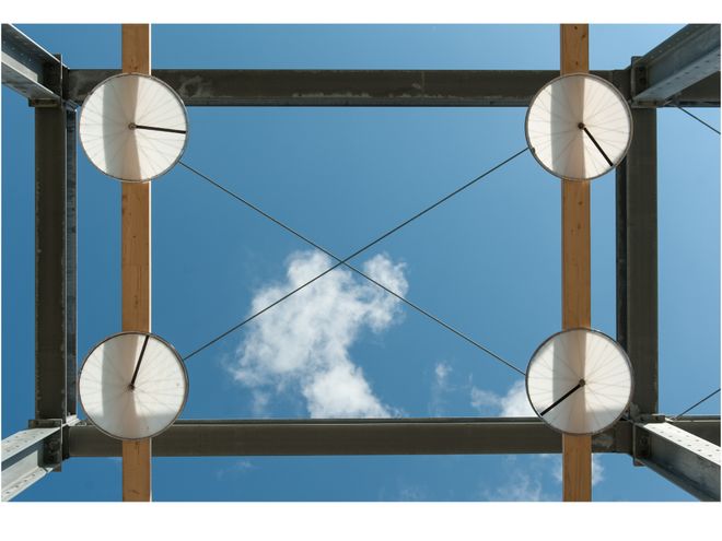 Projektgruppe Wellenquartett: Blick von unten durch den entstehenden Pavillon