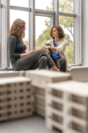 Oft hilft ein persönlicher Erfahrungsaustausch mit Studierenden, um sich einen authentischen Eindruck über die Studienbedingungen zu verschaffen. (Foto: Marcus Glahn)