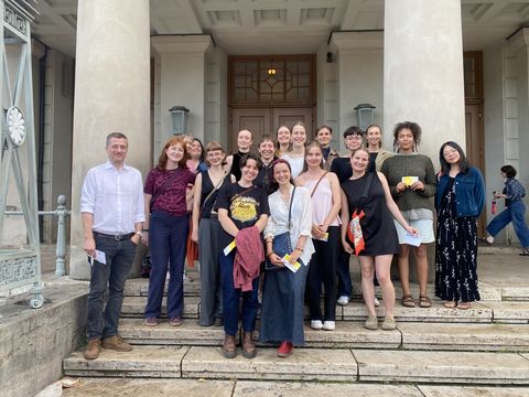 Studierende (und Lehrpersonen) vor dem Besuch der Inszenierung von Yasmina Rezas Komödie ‘Kunst’.