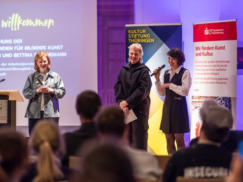 für künstlerisches Forschungsprojekt zu Heimat, Erinnerung und Zugehörigkeit Andrea Karle im Gespräch mit den Stipendiatinnen auf der Bühne.