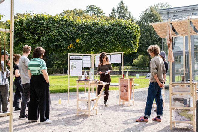 WorkshopteilnehmerInnen hören bei einem Vortrag zu