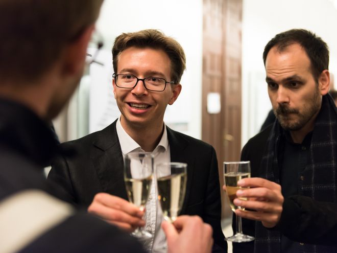 Anstoßen auf die erfolgreichen Absolventinnen und Absolventen