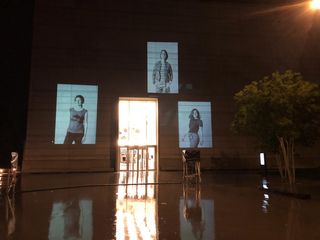Das Porträt von Dr.in Miriam Benteler wird zusammen mit zwei weiteren Porträts aus Larissa Barths Fotoserie »walter ≠ bauhaus« auf die Fassade des Bauhaus-Museums Weimar projiziert.