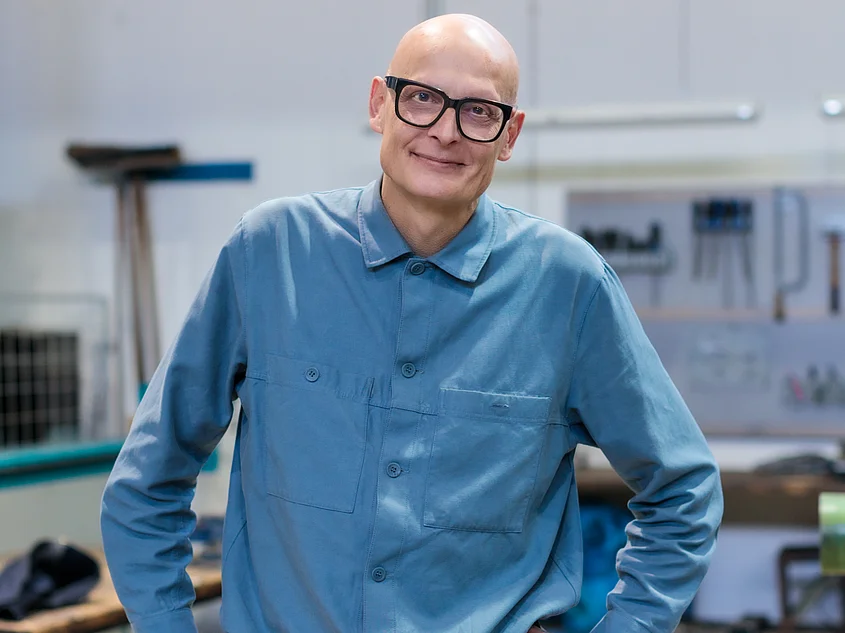 Andreas Mühlenberend steht in der Metallwerkstatt