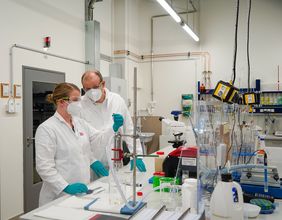 Prof. Dr. Silvio Beier untersucht mit einer Mitarbeiterin der Professur Technologien urbaner Stoffstromnutzung Abwasserproben im Labor. (Foto: Dana Höftmann) Prof. Dr. Silvio Beier untersucht mit einer Mitarbeiterin der Professur Technologien urbaner Stoffstromnutzung Abwasserproben im Labor. (Foto: Dana Höftmann)