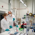 Prof. Dr. Silvio Beier untersucht mit einer Mitarbeiterin der Professur Technologien urbaner Stoffstromnutzung Abwasserproben im Labor. (Foto: Dana Höftmann)