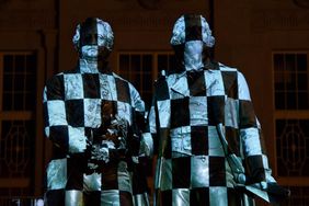 Videoprojektion auf das bekannteste Denkmal Weimars - Die Ermittler. Foto: Henry Sowinski