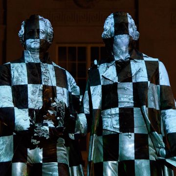 Videoprojektion auf das bekannteste Denkmal Weimars - Die Ermittler. Foto: Henry Sowinski