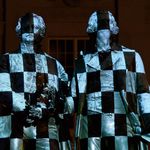 Videoprojektion auf das bekannteste Denkmal Weimars - Die Ermittler. Foto: Henry Sowinski
