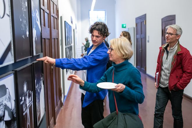Foto der Ausstellungseröffnung und Buchpräsentation.