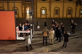 Übergabe des Pavillons an die Stadt Siena durch den Oberbürgermeister Peter Kleine und die Vertreterin der Fakultät Architektur und Urbanistik der Bauhaus-Universität Weimar Julia Heinemann (Foto: Bauhaus-Universität Weimar) Übergabe des Pavillons an die Stadt Siena durch den Oberbürgermeister Peter Kleine und die Vertreterin der Fakultät Architektur und Urbanistik der Bauhaus-Universität Weimar Julia Heinemann (Foto: Bauhaus-Universität Weimar)