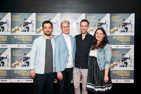 Roman Twork (Redaktionsleiter, MDR) mit den Alumni und Serienmachern Mirko Mushoff und Jano Kaltenbach sowie Helga Löbel (Produzentin, UFA Serial Drama) (v.l.n.r.) bei der Premiere im Audimax. Foto: MDR/Hagen Wolf