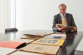 Bibliotheksdirektor Frank Simon-Ritz mit Büchern der Privatbibliothek Peter Kellers. Foto: Thomas Müller, Bauhaus-Universität Weimar