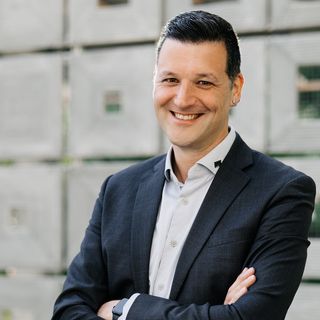 Porträt des Universitätspräsidenten Prof. Peter Benz vor dem Experimentalbau x-Stahl, Foto: Dominque Wollniok