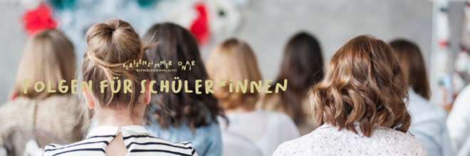 Köpfe von Schülerinnen und Schülern in Klassenzimmer von hinten aufgenommen