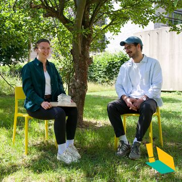 Die Architekturstudierenden Wiebke Meyer und Joost Jansohn im Gespräch. Foto: Nina-Marie Luderer/ Bauhaus-Universität Weimar