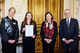 v.l.n.r.: DFH-Präsidentin Eva Martha Eckkrammer, EMK-Alumna Alice Paul, Claude-Anne Savin, Pressesprecherin für ARTE G.E.I.E. und der deutsche Botschafter Stephan Steinlein. (Andreas B. Krueger/DFH-UFA) v.l.n.r.: DFH-Präsidentin Eva Martha Eckkrammer, EMK-Alumna Alice Paul, Claude-Anne Savin, Pressesprecherin für ARTE G.E.I.E. und der deutsche Botschafter Stephan Steinlein. (Andreas B. Krueger/DFH-UFA)