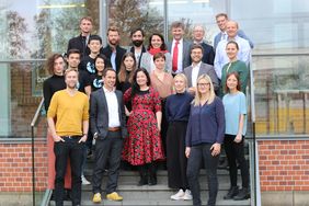 Die neudeli Fellows mit Jury vor der Thüringer Aufbaubank (Foto: Susanna Viehmann) Die neudeli Fellows mit Jury vor der Thüringer Aufbaubank (Foto: Susanna Viehmann)