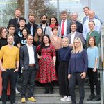 Die neudeli Fellows mit Jury vor der Thüringer Aufbaubank (Foto: Susanna Viehmann)