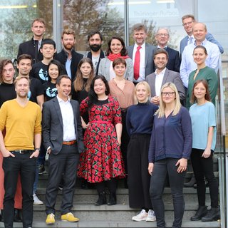 Die neudeli Fellows mit Jury vor der Thüringer Aufbaubank (Foto: Susanna Viehmann)