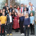 Die neudeli Fellows mit Jury vor der Thüringer Aufbaubank (Foto: Susanna Viehmann)