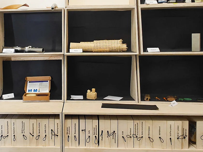 Screenshot der Materialdatenbank »MAIA« der Bauhaus-Universität Weimar. Die Übersicht zeigt verschiedene Materialien anhand von Detailaufnahmen, darunter Kokosfaser, Coolmax, Thermolite, Seacell, Technogel und Linoleum. Die Datenbank bündelt Informationen zu Materialien und ihren Eigenschaften und ermöglicht die Suche nach Materialnamen und Schlagworten.