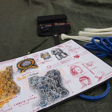 Die Kostümentwürfe bilden die Grundlage für die Konstruktion der »Architektromm«-Modelle. (Bauhaus-Universität Weimar, Foto: Lena Zimmermann)