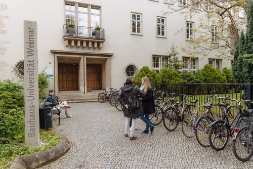 The reason for the move is extensive renovation and remodeling work on the teaching, research and office building at Bauhausstraße 11, which the Faculty of Media has used since 1997. (Photo: Henry Sowinski)