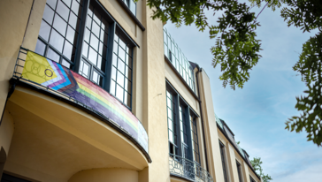 Balkon am Hauptgebäude mit Pride Week Banner