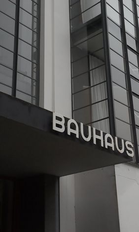 Morgens wird das Hauptgebäude, der zentrale Ort des Bauhauses Dessau, von den Studierenden besichtigt. (Foto: Benedikt Hoppe) Morgens wird das Hauptgebäude, der zentrale Ort des Bauhauses Dessau, von den Studierenden besichtigt. (Foto: Benedikt Hoppe)