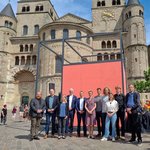 Gruppenbild vor dem fertig aufgebauten Pavillon (Foto: Stadt Trier)