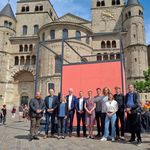 Gruppenbild vor dem fertig aufgebauten Pavillon (Foto: Stadt Trier)
