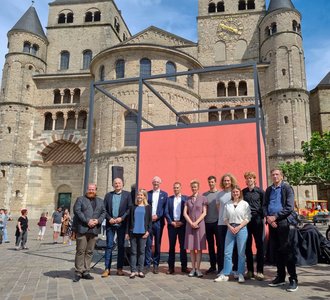 Gruppenbild vor dem fertig aufgebauten Pavillon (Foto: Stadt Trier)