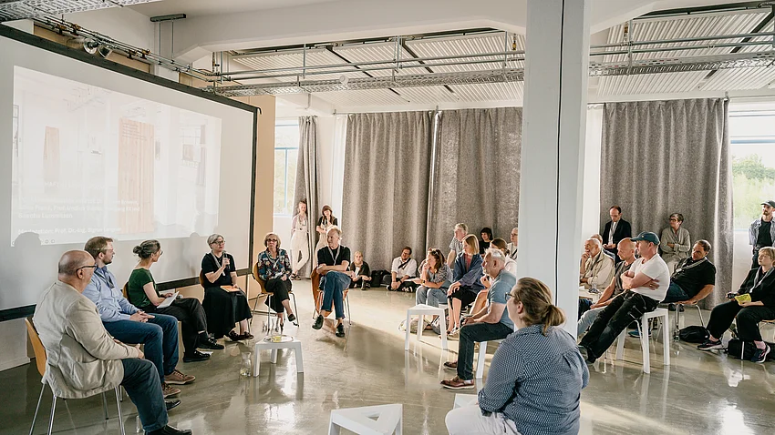 Blick aus dem Publikum zur Podiumsdiskussion des Projektes »Landschaft im Anthropozän – Thüringer Wald«
