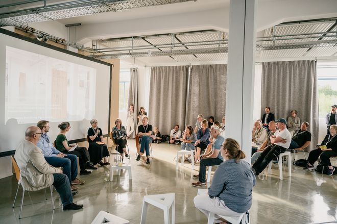 Blick aus dem Publikum zur Podiumsdiskussion des Projektes »Landschaft im Anthropozän – Thüringer Wald«