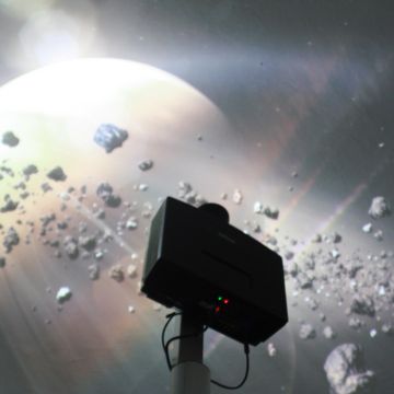 Bild (Matthias Rode): Ein Projektor mit Spezialobjektiv gehört zur technischen Ausstattung des FulldomeLabs der Bauhaus-Universität Weimar im Friedrich-Schiller-Gymnasium.