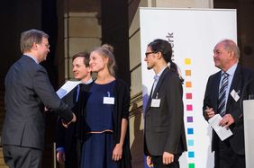 Kristin Schulze und Jonathan Schöps bei der Preisverleihung: v.l.n.r. Thomas Rachel, Staatssekretär im Bundesministerium für Bildung und Forschung, Moderator Johannes Büchs, Kristin Schulze und Jonathan Schöps, Dr. Ralf Schmidt-Röh, Geschäftsführe