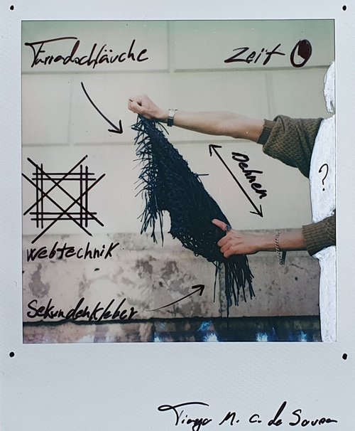 Beschriftetes Polaroid von einem Widerstandstest eines Textils