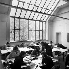 Foto: Claus Bach Architekturseminar, 2. Obergeschoss im Hauptgebäude, um 1980. Foto: Claus Bach