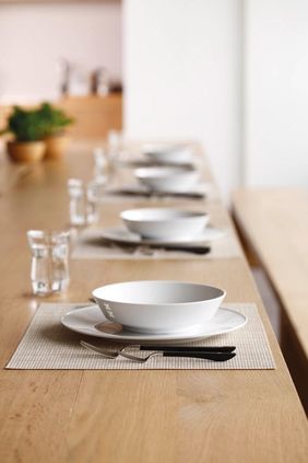 Laura Strasser: Rice Dinnerware. Reiskorn Porzellan, In Kooperation mit JIA Inc.