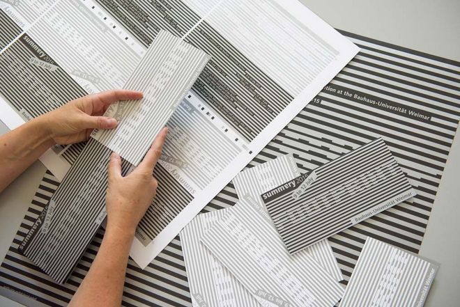 Die erste Lieferung an Plakate und Einladungen aus der Druckerei sind da. Sogleich wird überprüft, ob die Faltung exakt und die Druckbögen genau bedruckt sind.