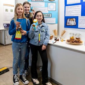 Janna Marie Merboth, Greta Meixner und Amaya Pfannschmidt zeigen, was ihre »Nature bubbles« alles draufhaben. Die Schülerinnen erhielten den 1. Platz in der Sparte »Jugend forscht junior« im Bereich Chemie. Foto: Bauhaus-Universität Weimar/ Matthias Eckert 
