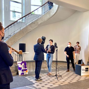 Übergabe eines Lehrpreises an Vertr.-Prof. Alexander Schwinghammer